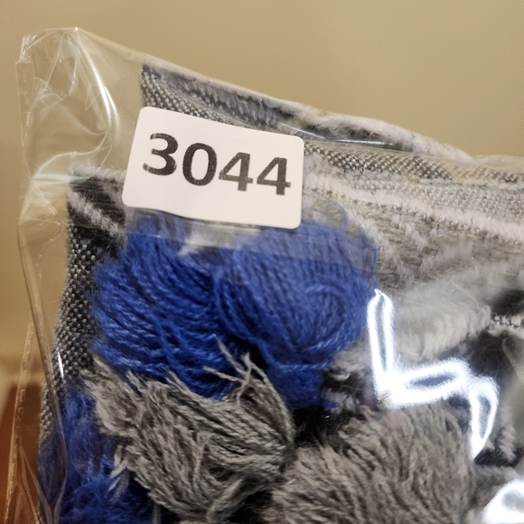 VINCE CAMUTO 2 TONES large Tassel acrylic scarf - Picture 8 of 8